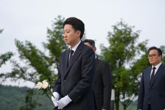 이준석 개혁신당 대선 후보가 23일 경남 김해 노무현 전 대통령 묘소를 참배하고 있다. (사진=개혁신당 제공) 2025.05.23. 뉴시스