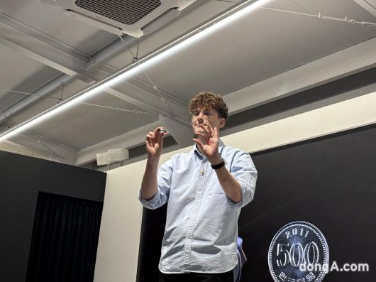 나단 로슨 맥클린 다이슨 시니어엔지니어링 매니저가 펜슬백 기자간담회에서 설명하고 있다. 황소영 기자 fangso@donga.com