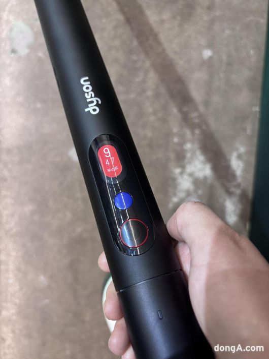 펜슬백에는 상태를 알리는 LCD화면이 탑재됐다. 황소영 기자 fangso@donga.com