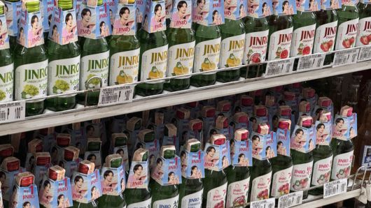 필리핀 마닐라의 한 대형마트에 하이트진로의 제품들이 진열돼 있다. 윤우열 기자 cloudancer@donga.com