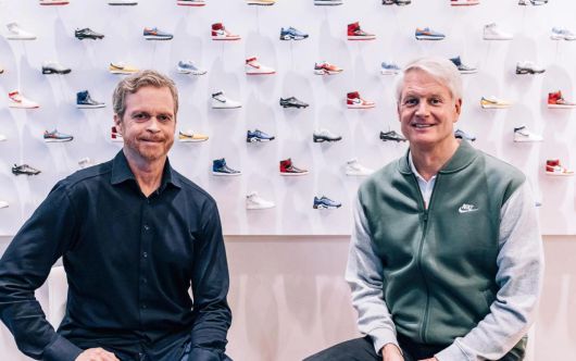 2019년 10월 마크 파커(왼쪽)의 뒤를 이어 나이키 CEO로 임명된 존 도나호(오른쪽). 나이키 디자이너 출신인 파커와 달리, 도나호는 컨설턴트와 이베이 CEO를 지낸 외부 출신으로 운동화나 패션 업계엔 문외한인 디지털 경영 전문가였다. 나이키 제공
