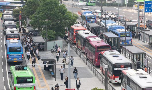 ‘총파업’에 돌입하기로 했던 서울 시내버스 노동조합이 파업을 유보한 28일 서울 중구 서울역 환승센터에서 버스가 오가고 있다.  서울시에 따르면 전날 오후부터 계속된 시내버스 노사 간 임금협상은 이날 오전 0시 결렬돼 오전 4시 첫차부터 파업에 돌입하기로 했으나 이후 노조 지부장 총회 투표를 통해 파업 유보를 결정했다. 2025.5.28. 뉴스1