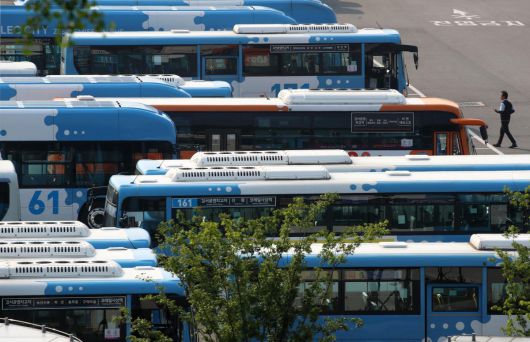 27일 부산 강서구 강서시내버스 공영차고지에 운행을 앞둔 시내버스가 주차돼 있다. 2025.5.27. 뉴스1