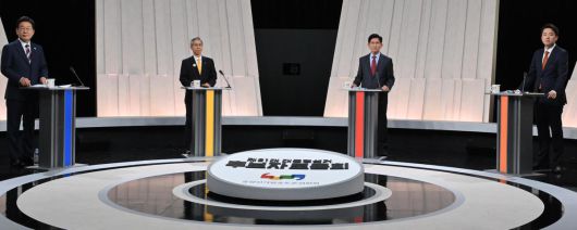 더불어민주당 이재명, 민주노동당 권영국, 국민의힘 김문수, 개혁신당 이준석 대선 후보(왼쪽부터)가 27일 서울 마포구 상암동 MBC 스튜디오에서 진행된 세 번째 TV토론회에 참석했다. 이번 토론은 정치와 외교안보 분야를 주제로 진행됐다. 사진공동취재단