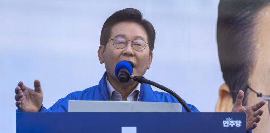 이재명 더불어민주당 대선후보가 28일 오후 서울 성동구 왕십리역 광장에서 열린 유세에서 연설을 하고 있다. 공동취재