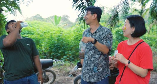 인도네시아에서 정수제 퓨어위시를 시연하는 김효진 대표(오른쪽) / 출처=위시빌더