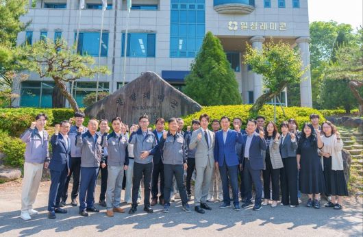 일성레미콘은 레미콘 생산을 넘어 ‘신뢰’와 ‘지속’이라는 가치를 중심으로 지역사회의 기반을 다지는 일에 중점을 두고 있다. 사진은 일성레미콘 단체사진.