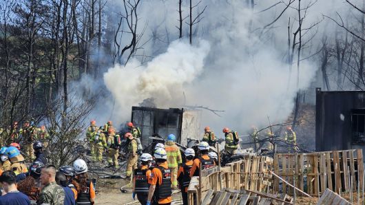 29일 오후 1시 35분쯤 경북 포항 남구 동해면 야산에 해군 해상 초계기 (P-3C)가 추락해 출동한 소방관이 진화작업을 벌이고 있다.  2025.5.29 (포항=뉴스1)