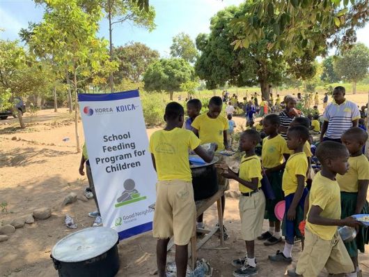 학교 급식을 제공받는 아이들. 사진제공=굿네이버스