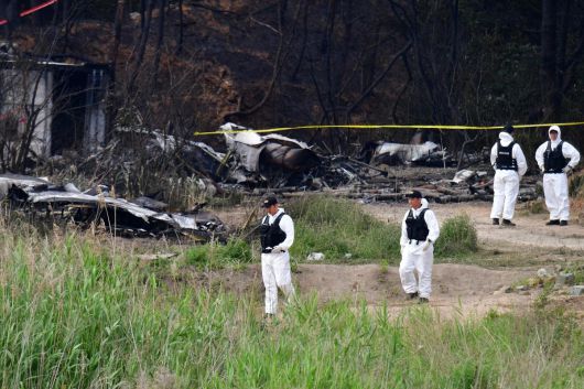 군 항공사고 조사관들이 30일 오전 경북 포항시 남구 동해면 야산에 추락한 해군 대잠 해상초계기 사고 현장 조사를 진행하고 있다. 2025.5.30. 뉴스1