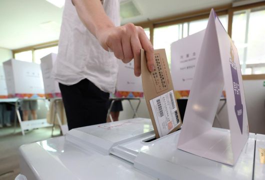 제21대 대통령 선거 사전투표가 시작된 29일 서울 서대문구 구 신촌동주민센터에 마련된 사전투표소에서 유권자들이 투표를 하고 있다. 뉴시스