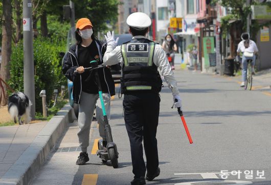 서울 마포구 홍대입구역 인근에서 경찰이 헬멧을 안 쓴 킥보드 운전자를 단속하고 있다. 원대연 기자 yeon72@donga.com