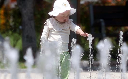 대구 낮 최고기온이 33도까지 오르며 무더운 날씨를 보인 20일 대구 서구 평리공원 바닥분수에서 아기가 물놀이를 하고 있다. 2025.05.20. 대구=뉴시스
