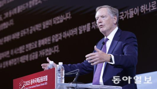 29일 서울 중구 롯데호텔에서 열린 ‘2025 동아국제금융포럼’에서 로버트 라이트하이저 전 미국무역대표부(USTR) 대표가 ‘변화하는 국제 통상 질서’를 주제로 기조강연을 하고 있다. 그는 “불공정한 무역 구조로 미국의 일자리가 사라지고 중산층이 몰락했다”며 트럼프 행정부의 관세전쟁은 지속적으로 이어질 것임을 강조했다. 박형기 기자 oneshot@donga.com