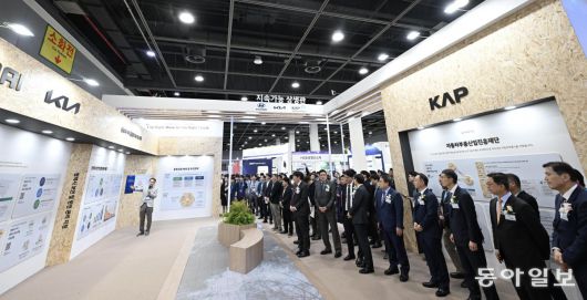 올 4월 23일 서울 서초구 aT센터에서 개막한 ‘2025 자동차부품산업 환경 ESG·탄소중립 박람회’에 마련된 ‘지속가능 상생관’을 찾은 행사 주요 관계자들이 설명을 듣는 모습. 현대차그룹 제공