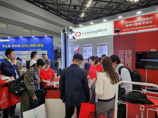 어센트코리아 직원들이 지난해 일본 ‘마케팅 위크 박람회’에서 리스닝마인드를 관람객들에게 설명하고 있다.  어센트코리아 제공