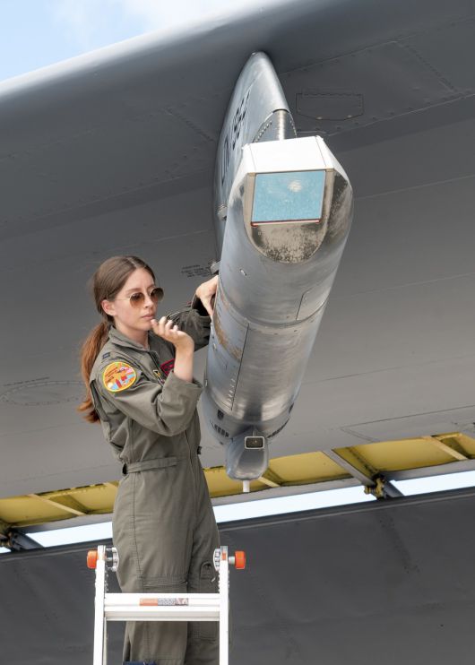 미 공군의 크리스틴 피트 대위가 지난달 29일(현지시간) 괌 앤더슨 기지에서  B-52 폭격기의 비행 임무에 앞서 기체의 무장 정비 시스템을 점검하고 있다. 미 태평양공군사령부 홈페이지