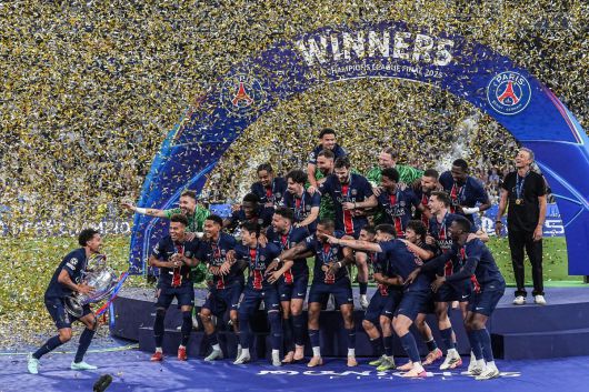 이강인을 비롯한 파리 생제르맹 선수들이 1일 인터 밀란을 꺾고 유럽축구연맹(UEFA) 챔피언스리그 우승을 차지한 뒤 시상식에서 챔피언 세리머니를 하고 있다. 뮌헨=신화 뉴시스