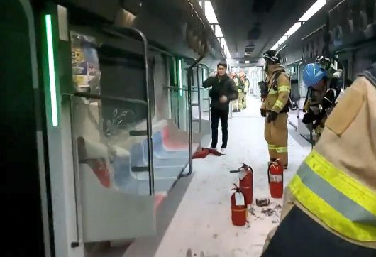 지난 31일 오전 서울 지하철 5호선 열차 방화 사고 발생 직후 객차 내부에 진입한 소방대원들이 잔불 정리와 상황 점검을 진행하고 있고 바닥에는 소화약제가 가득 뿌려져 있고, 소화기 여러 대가 놓여 있는 모습이 영등포소방서 제공 영상을 통해 공개됐다.  2025.06.01 영등포소방서 제공