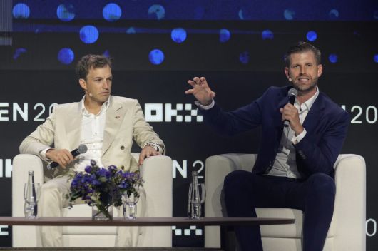 아랍에미리트(UAE) 두바이에서 열린 가상화폐 행사에 대담자로 나선 잭 윗코프(왼쪽)과 에릭 트럼프. 두바이=AP 뉴시스