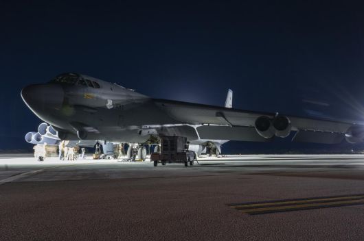 미 공군의 B-52 전략폭격기가  지난달 25일(현지시간) 미 본토에서 괌 앤더슨 기지로 전진배치된 후 기체 정비를 받고 있다.  미 태평양공군사령부 홈페이지