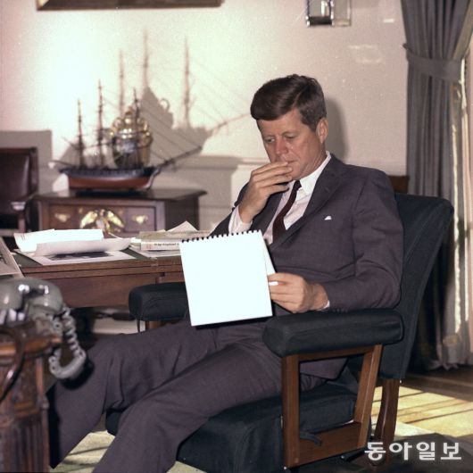 야스오 센터장은 “쿠바 미사일 위기에서 당시 미국 대통령인 존 F 케네디가 직관이 아닌 공포의 정동에 따라 의사결정을 내렸다면, 우리가 보는 세계의 풍경은 전혀 달라졌을 것”이라고 했다. 동아일보DB