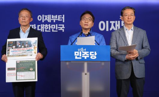 박선원 더불어민주당 내란잔당 선거공작저지단 단장이 1일 오후 서울 여의도 중앙당사에서 열린 기자회견에서 발언을 하고 있다. 선거공작저지단은 “리박스쿨의 배후를 밝혀 사이버내란의 진실을 규명해야한다”고 밝혔다. 2025.06.01. 뉴시스