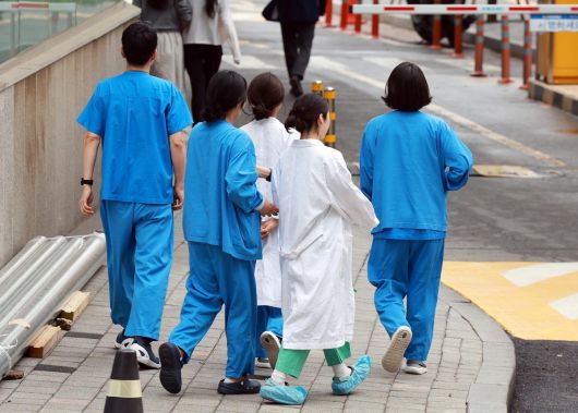 20일 서울 시내 한 대학병원에서 의료진들이 발걸음을 옮기고 있다. 2025.5.20/뉴스1