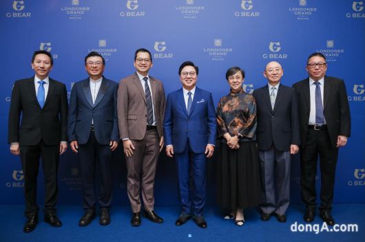 (왼쪽부터)데이비스 퐁(Davis Fong) 마카오대학교 부속 상업게임연구소 소장, 폴 웡(Paul Wong) 마카오 레저관광서비스 혁신협회 회장, 유 유 상(U U Sang) 마카오무역투자진흥국(IPIM) 국장, 윌프레드 웡(Dr. Wilfred Wong) 샌즈 차이나 부회장, 마리아 헬레나 드 세나 페르난데스(Maria Helena de Senna Fernandes) 마카오정부관광청 청장, 록 포(Lok Po) 마카오일보 (Macao Daily News) 사장, 앤디 우 (Andy Wu Keng Kuong) 마카오 관광업 협회 회장.