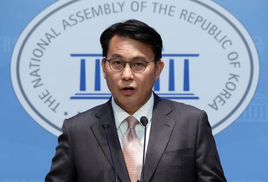 윤상현 국민의힘 의원이 3일 오전 서울 여의도 국회 소통관에서 윤석열 대통령 탄핵심판 선고 관련 기자회견을 하고 있다. 2025.04.03 서울=뉴시스