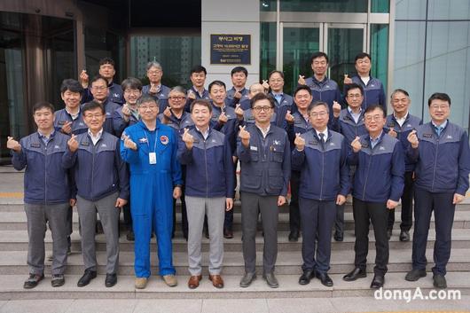 KAI 무사고 비행 1만 시간 달성 기념식에서 차재병 고정익사업부문장(앞줄 왼쪽에서 4번째)과 김승구 노조위원장(앞줄 왼쪽에서 5번째) 등 주요 관계자들이 기념사진을 촬영하고 있다.