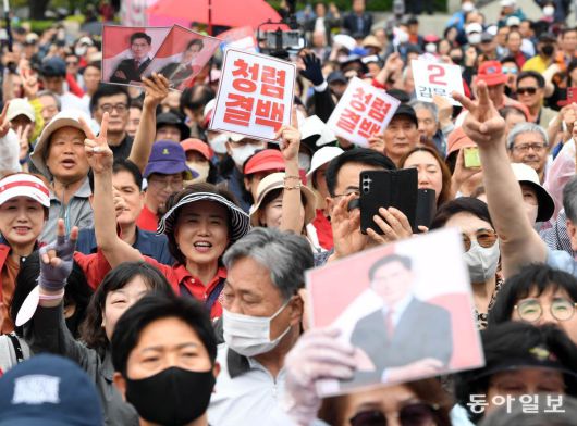 “이재명” vs “김문수” 제21대 대통령 선거를 하루 앞둔 2일 대선 주자들이 마지막 유세전에 나선 가운데 지지자들도 세 결집에 나섰다. 서울 강북구 북서울꿈의숲 서문광장에서 더불어민주당 이재명 대선 후보 지지자들이 이 후보의 유세 현장을 지켜보며 응원하고 있다(위쪽 사진). 국민의힘 김문수 대선 후보 지지자들이 이날 오후 부산역광장 유세 현장에서 김 후보를 연호하고 있다. 이훈구 ufo@donga.com / 부산=장승윤 기자