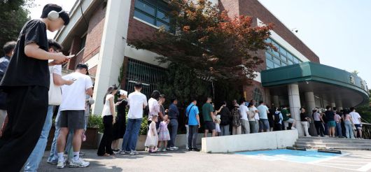 제21대 대통령선거일인 3일 오전 서울 강남구 언주중학교 체육관에 마련된 삼성2동 제3투표소에서 유권자들이 소중한 한표를 행사하기 위해 길게 줄 서 있다. 2025.06.03. 뉴시스