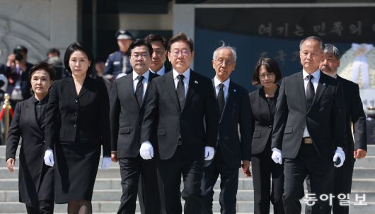 이재명 대통령과 김혜경 여사가 4일 서울 동작구 국립서울현충원에서 더불어민주당 선대위 지도부와 함께 현충탑 참배 마친 뒤 이동하고 있다. 대통령실사진기자단 송은석 기자 silverstone@donga.com