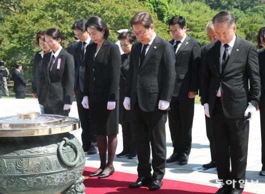 이재명 대통령과 김혜경 여사가 4일 서울 동작구 국립서울현충원에서 현충탑에 참배하고 있다. 대통령실사진기자단 송은석 기자 silverstone@donga.com