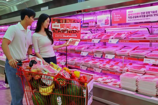 롯데 유통군이 연중 단 한 번, 역대 최대 규모의 통합 쇼핑 축제 ‘롯데레드페스티벌’을 오는 5일부터 개최한다고 4일 밝혔다.  서울 중구 봉래동에 위치한 롯데마트 제타플렉스 서울역점에서 고객들이 롯데레드페스티벌 행사 상품을 쇼핑하고 있다. (롯데쇼핑 제공. 재판매 및 DB 금지) 2025.6.4/뉴스1