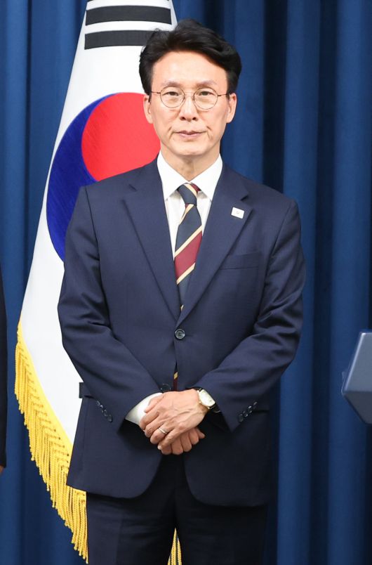 이재명 정부 첫 대통령실 국무총리 후보자로 임명된 김민석 더불어민주당 의원이 4일 서울 용산구 대통령실 청사 브리핑룸에서 열린 인선 발표에 참석해 있다. 2025.6.4. 뉴스1