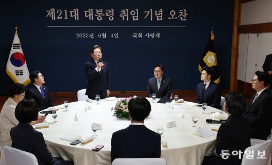 이재명 대통령이 4일 오전 국회 사랑재에서 국회의장과 정당대표와의 오찬에 참석해 인사말을 하고 있다. 우원식 국회의장, 김용태 국민의힘 비상대책위원장, 천하람 개혁신당 당 대표 권한대행, 용혜인 기본소득당 대표, 한창민 사회민주당 대표, 김재연 진보당 상임대표, 김선민 조국혁신당 당 대표 권한대행, 박찬대 더불어민주당 원내대표 겸 당 대표 직무대행(이 대통령 오른쪽 시계방향으로). 이훈구 기자 ufo@donga.com