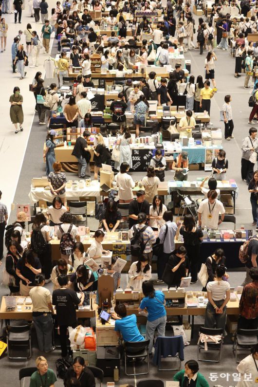 국내 최대 규모 책 잔치인 서울국제도서전이 18일부터 닷새간 열린다. ‘텍스트힙’ 인기에 힘입어 지난해 도서전 당시 입장 대기가 1시간 이상 이어질 정도로 인파가 몰렸다. 사진은 지난해 도서전 현장. 동아일보DB