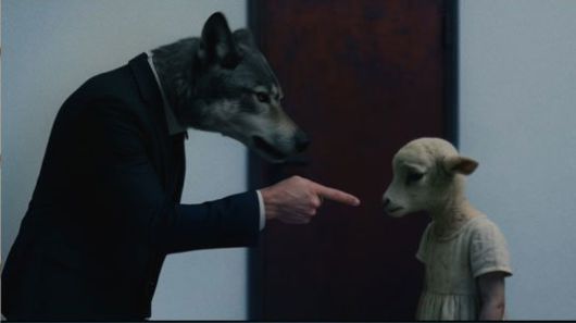 사람이 반인반수 캐릭터로 단편영화 ‘더 롱 비지터’ 제작 과정. 위쪽 사진처럼 남성의 모습을 스마트폰으로 찍은 뒤 AI를 활용해 아래쪽 사진처럼 ‘반인반수’ 캐릭터로 만들었다. 현해리 감독 제공