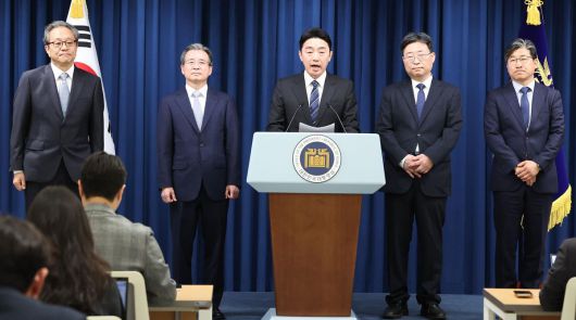 강훈식 대통령 비서실장이 6일 서울 용산구 대통령실 청사에서 대통령실 조직개편안 및 1차 인선 발표을 하고 있다. 왼쪽부터 문진영 사회수석, 김용범 정책실장, 강 비서실장, 하준경 경제성장수석, 류덕현 수석급 재정기획보좌관. 뉴스1