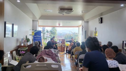 지난해 처음 시작한 하슬라국제예술제에서는 일부 공연을 갈바리의원 내에서 가져 환자와 보호자들의 좋은 반응을 얻었다. 갈바리의원 제공