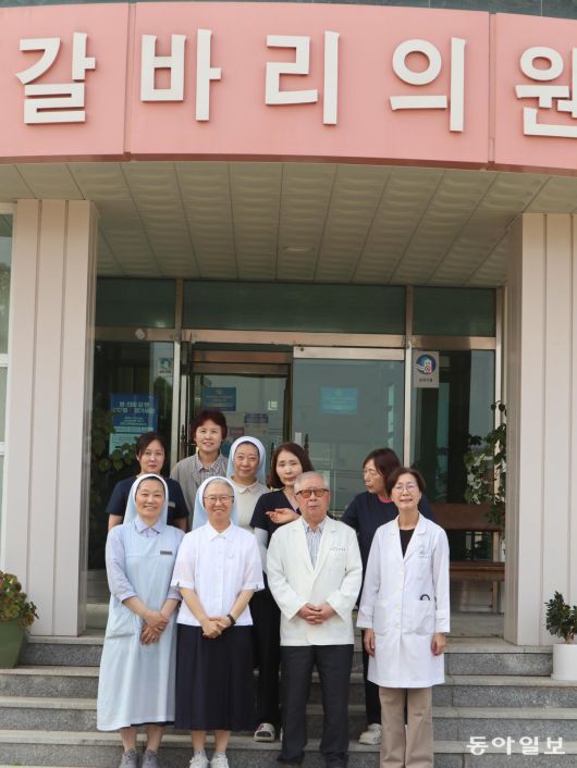 잠시 짬을 낼 수 있는 병원 식구들이 현관 앞에 모였다. 앞줄 오른쪽부터 박희원 진료원장, 박종설 의사, 최순자 로사 원장수녀. 강릉=서영아 기자sya@donga.com