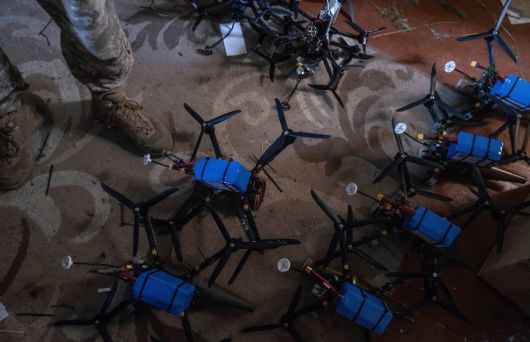 우크라이나군의 FPV 드론이 폭탄물을 실은 채 발사 준비 중이다. AP 뉴시스