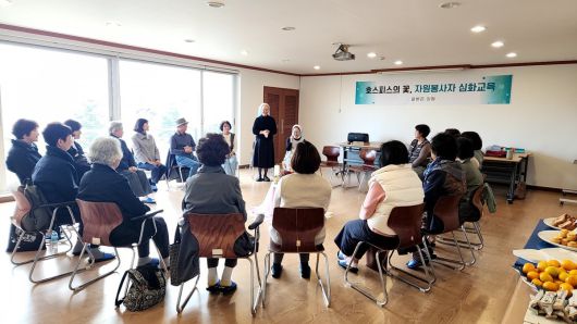 갈바리의원에는 70여명의 자원봉사자가 힘을 보태고 있다. 자원봉사자 교육 장면.  갈바리의원 제공