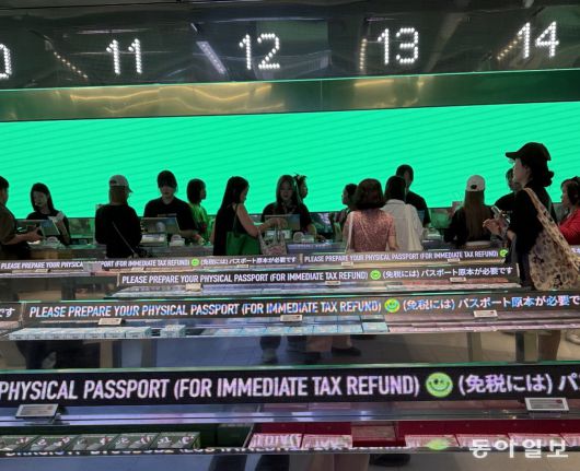 서울 명동에 위치한 올리브영 글로벌 특화매장 모습. 택스 리펀드를 위해 여권을 준비하라는 안내가 나오고 있다. 장은지 기자 jej@donga.com