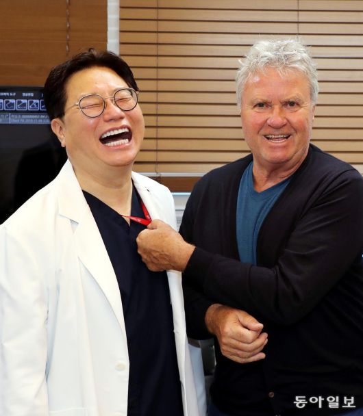 송준섬 강남제이에스병원 원장(왼쪽)이 2022년 6월 거스 히딩크 전 한국축구대표팀 감독이 병원을 찾았을 때 함께 활짝 웃고 있다. 이훈구 기자 ufo@donga.com