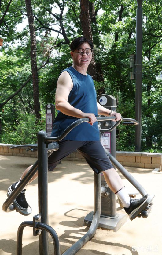 송준섭 강남제이에스병원 원장이 서울 강남구 도곡동 싸리고개공원에서 공중걷기 운동을 하고 있다. 신원건 기자 laputa@donga.com