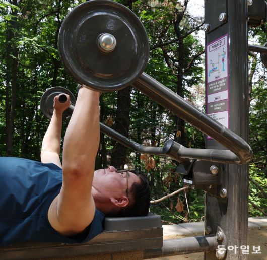 송준섭 강남제이에스병원 원장이 서울 강남구 도곡동 싸리고개공원에서 벤치프레스를 하고 있다. 신원건 기자 laputa@donga.com
