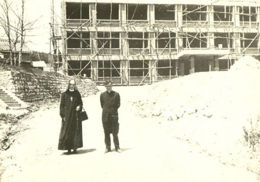 1965년 3월 개원을 앞두고 건축중인 갈바리 의원. 60년 뒤 모습과 크게 다르지 않다. 개원 당시 호주에서 파견된 마리아의 작은 자매회 수녀 4명과 호주인 자원봉사 의사 1명, 직원 22명이 힘을 합쳐 개원했다. 갈바리의원 제공